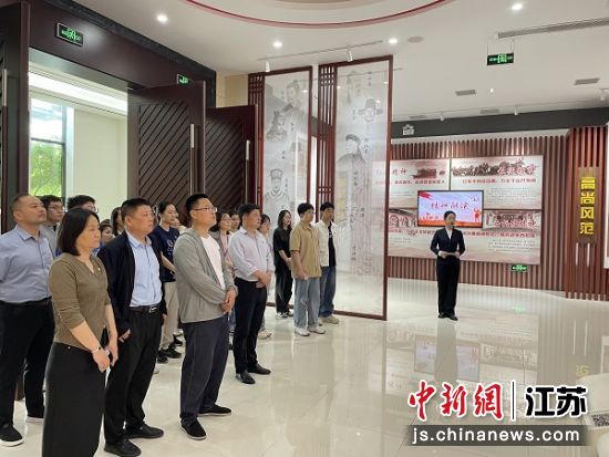 师生党员参观尚德昭廉教育馆。孙明艳 摄 师生党员参观尚德昭廉教育馆。孙明艳 摄